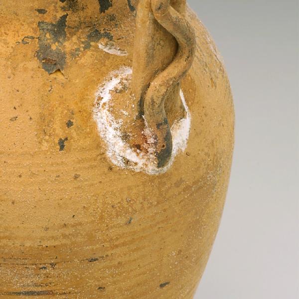 handle base with salt efflorescence