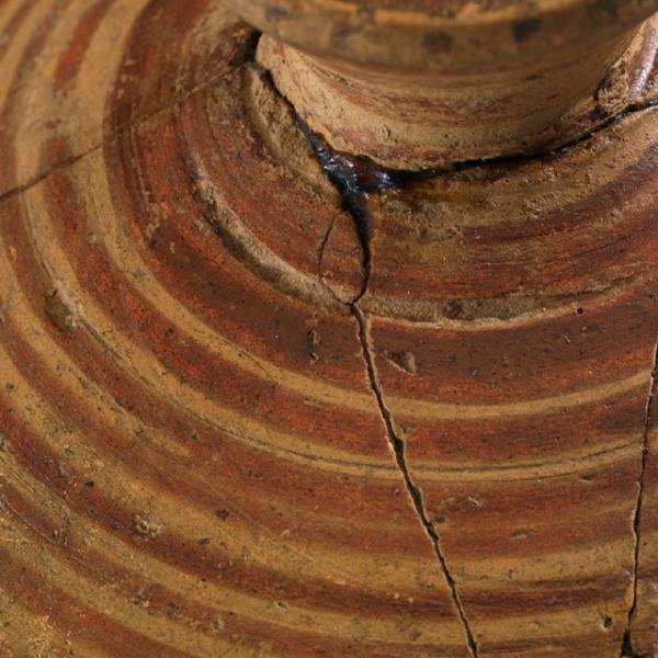 detail of bands on lid