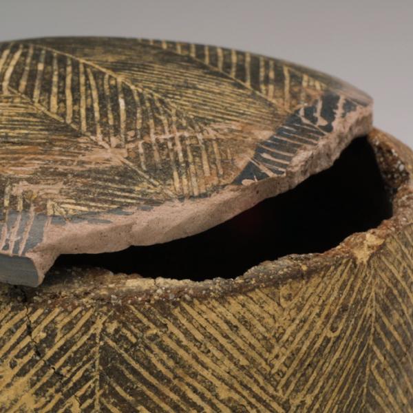pyxis with lid