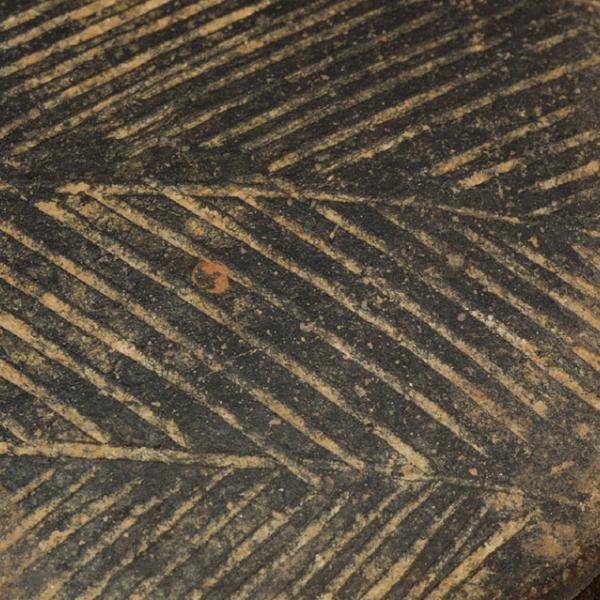 lid incised decoration