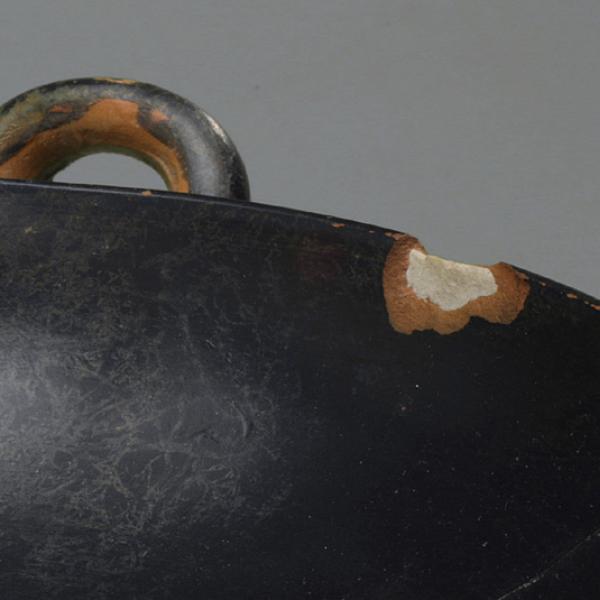 rim detail with handle and chip