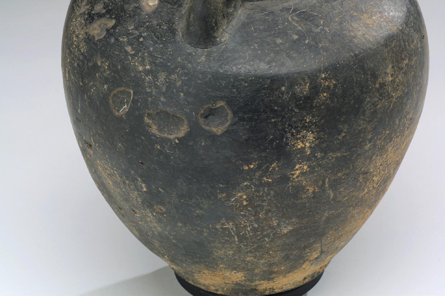 shoulder carination, pocks in surface at back