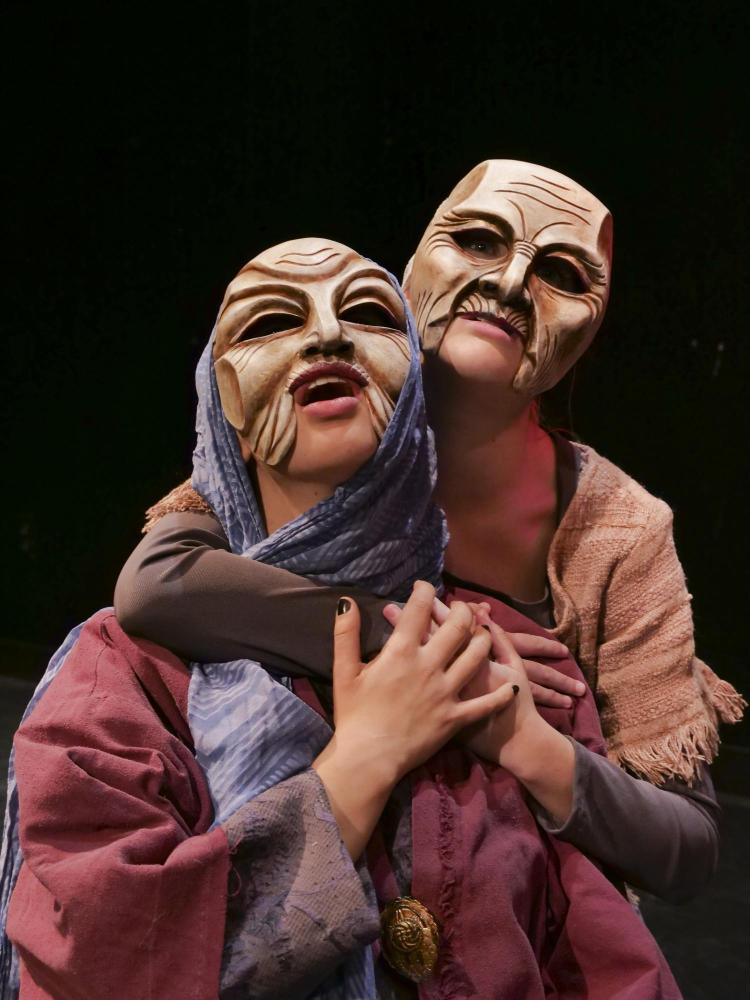 Picture of two actors rehersing the Hecuba play with costumes and masks