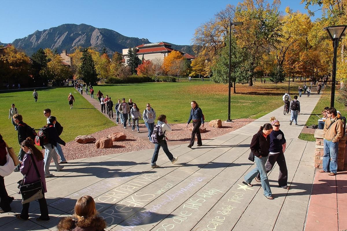Students walking in Norlin Quad