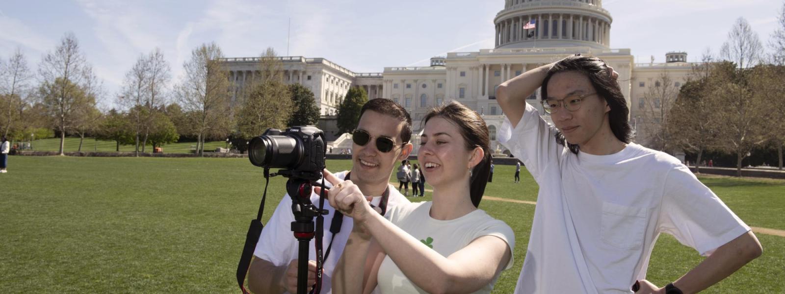 Students use SLR camera to take photos in front of the Capitol building.