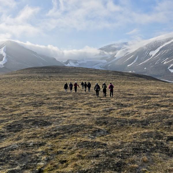 During their time at CU Boulder, Scripps fellows and environmental journalism students go on field trips related to a broad array of environmental topics, including climate change — a focus of this joint CEJ and Norwegian expedition to the Arctic archipelago of Svalbard. (Photo by Tom Yulsman)
