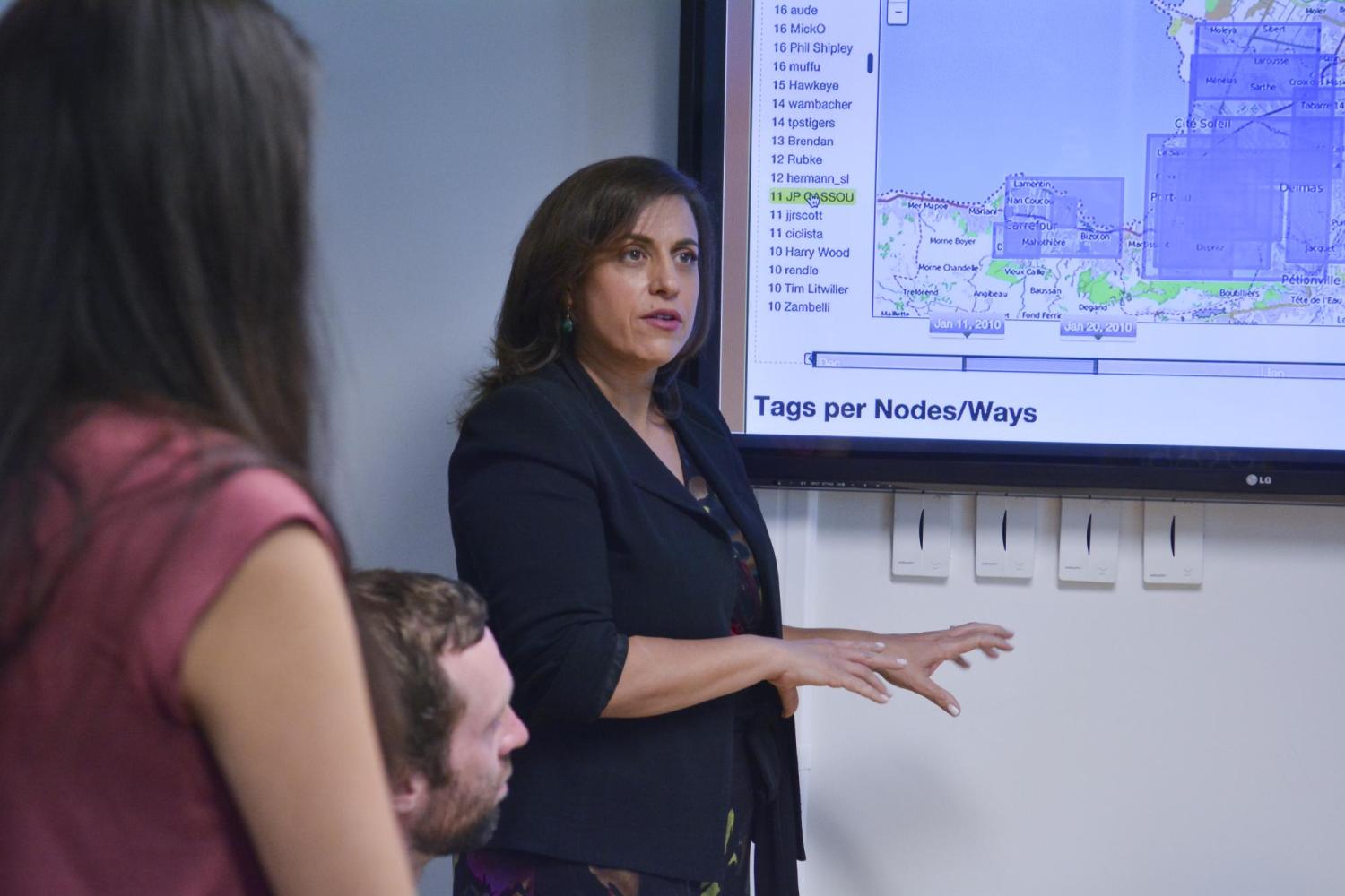 Leysia works with students