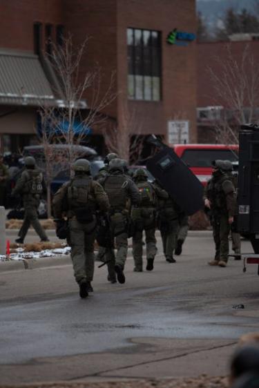 Police heading into the Table Mesa King Soopers. March 22, 2021. (Alec Levy-O’Brien/CU Independent)