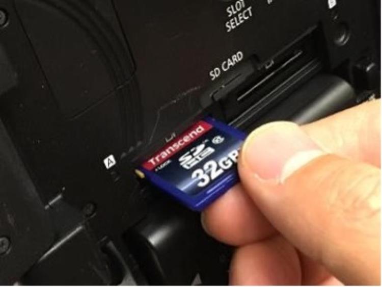 Inserting SD card into the slot
