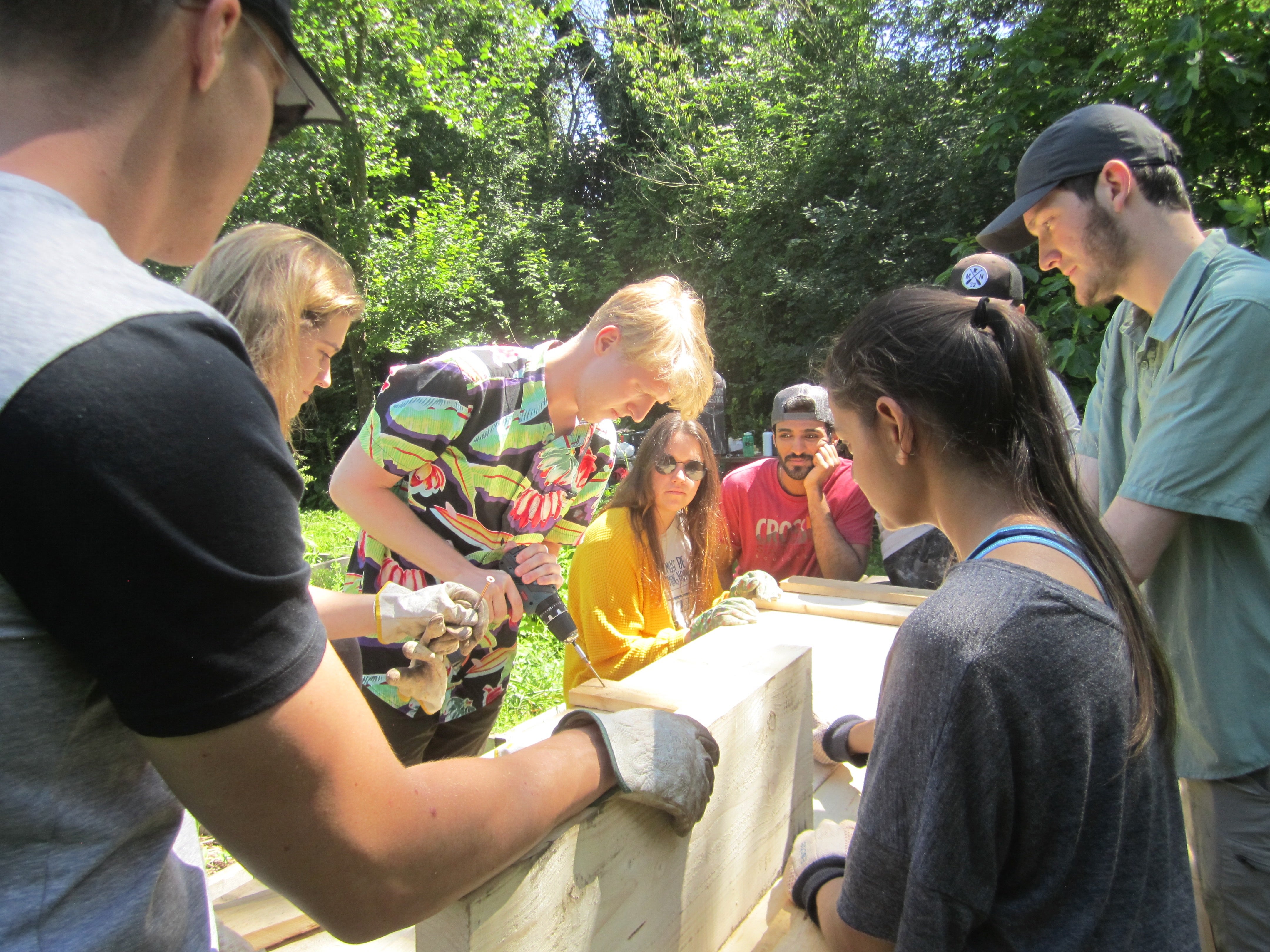 Students work together outside in the sunshine of Italy.