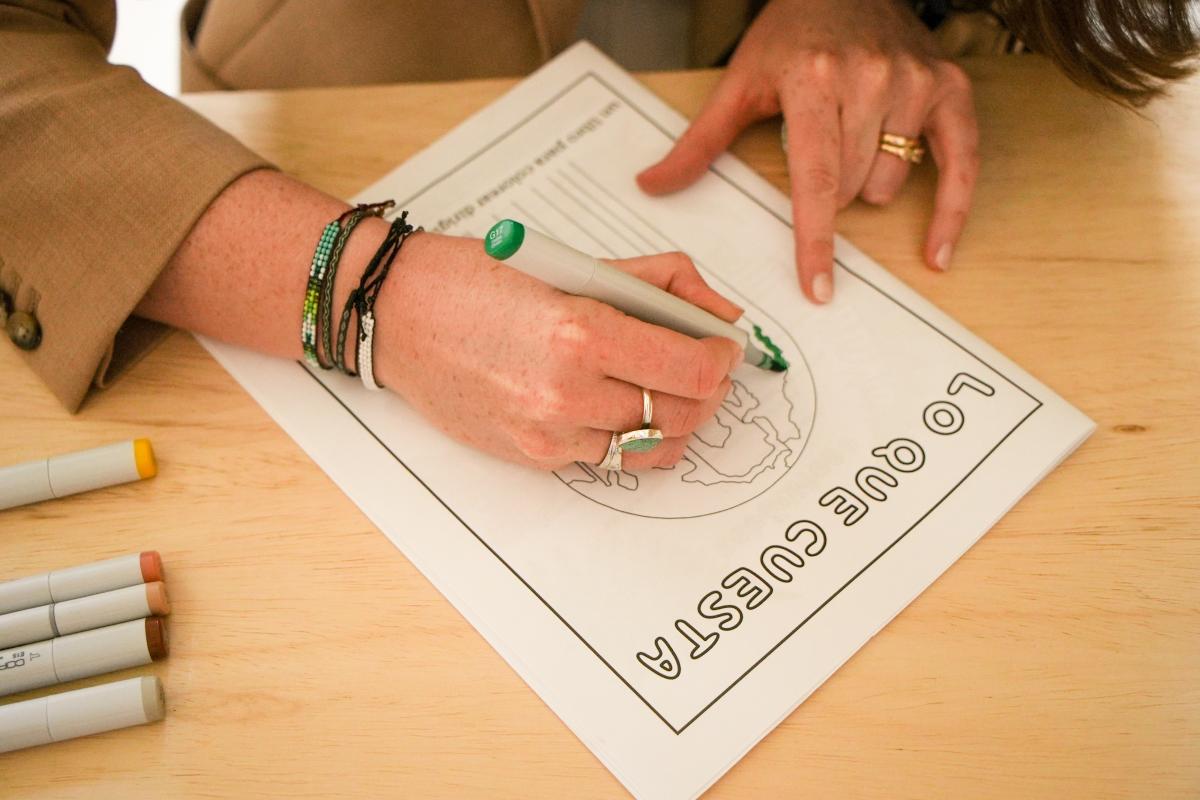 hand coloring in "Lo Que Cuesta"