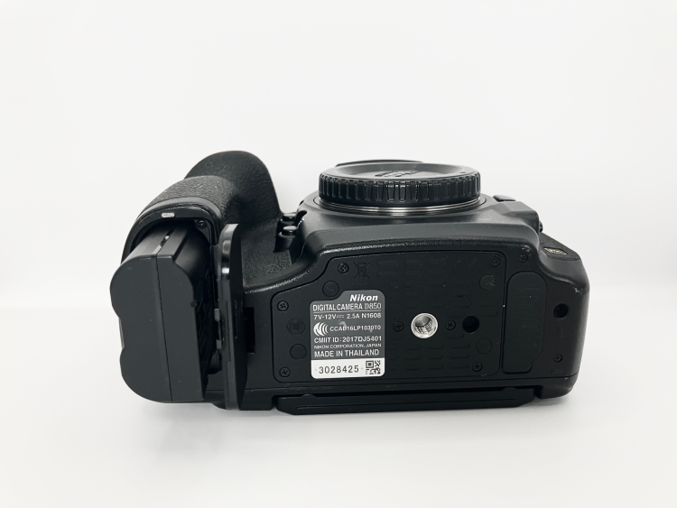 Nikon battery partially in