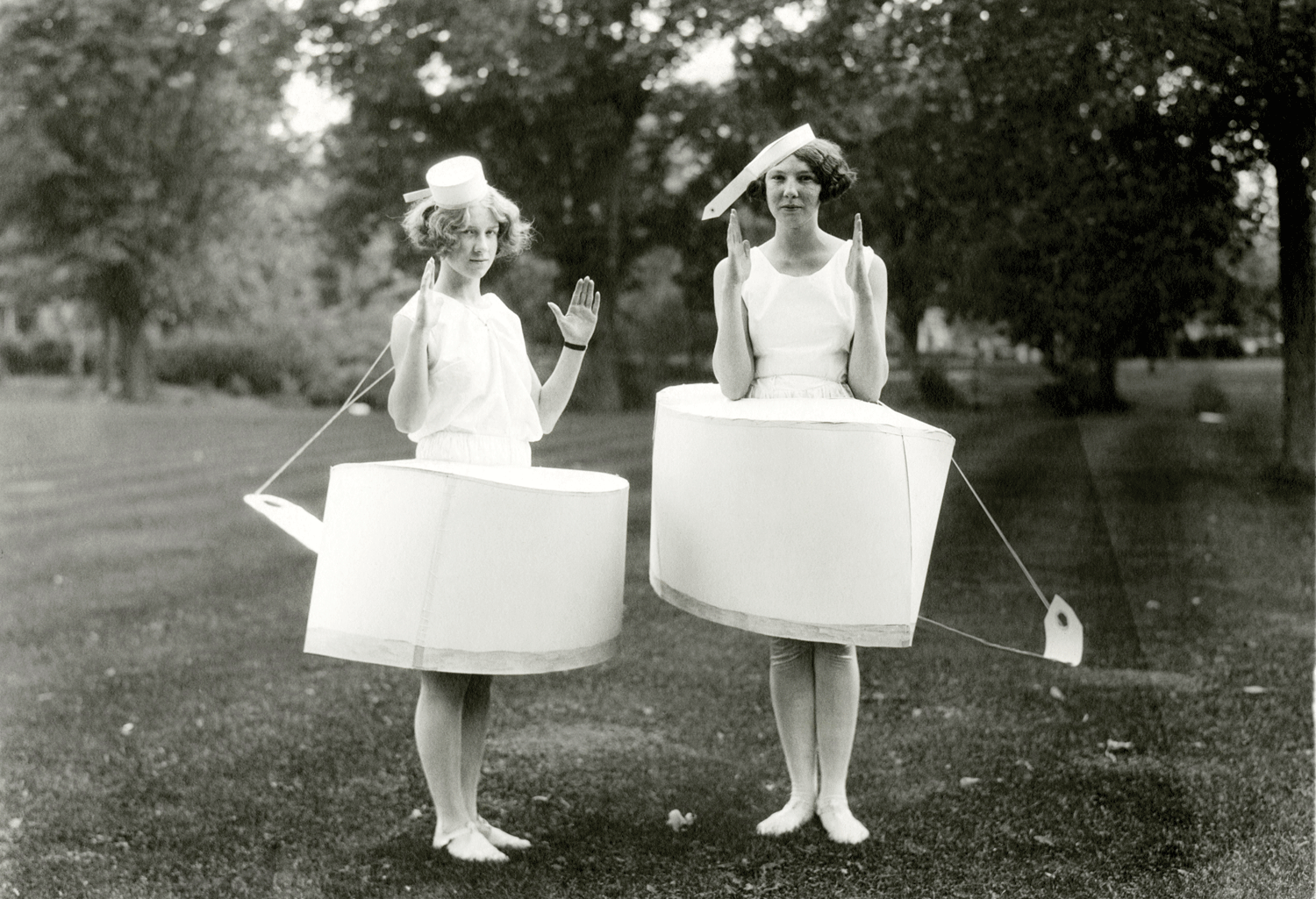 Two young women in the early 1900s 