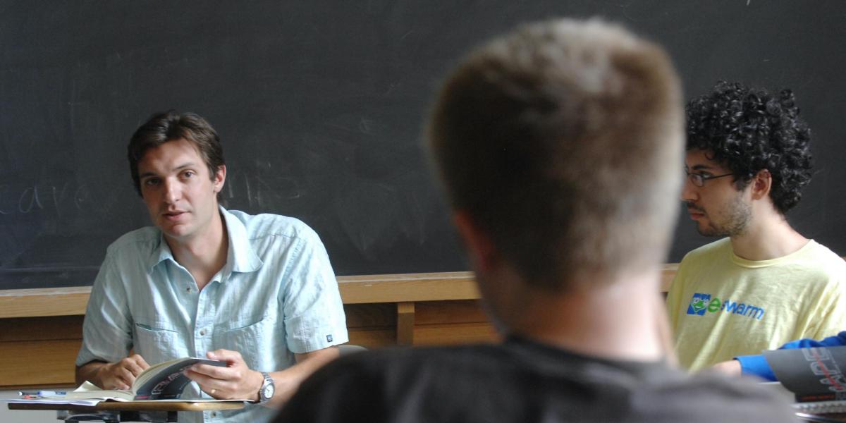 Leaf Van Boven leading a conversation with a group of students.