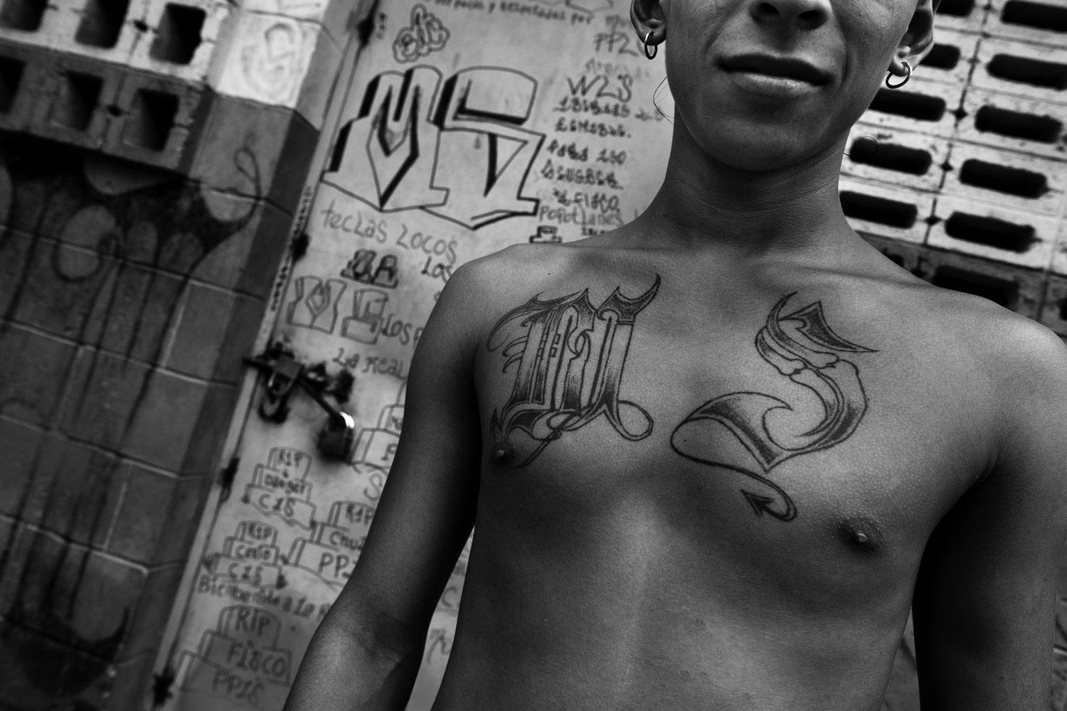 Exgang members in El Salvador erase tattoos from violent past