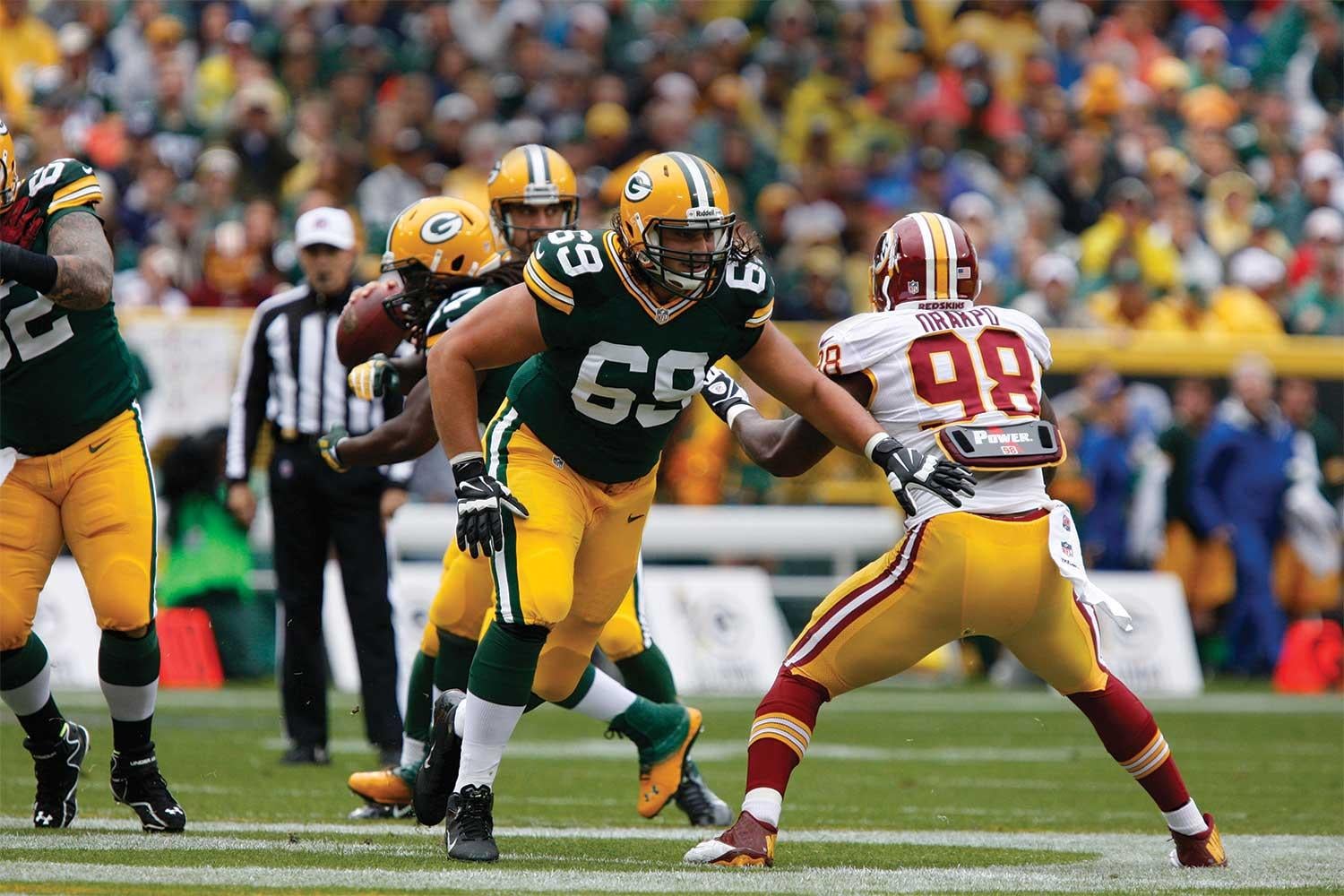 Green Bay Packer David Bakhtiari on the field