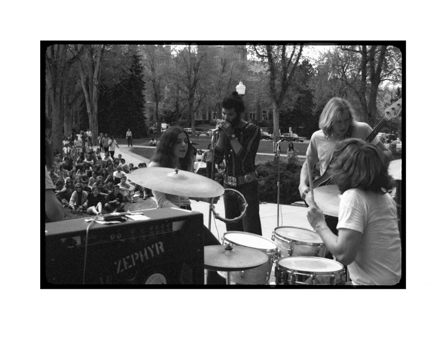 Zephyr plays concert on Norlin Quad.