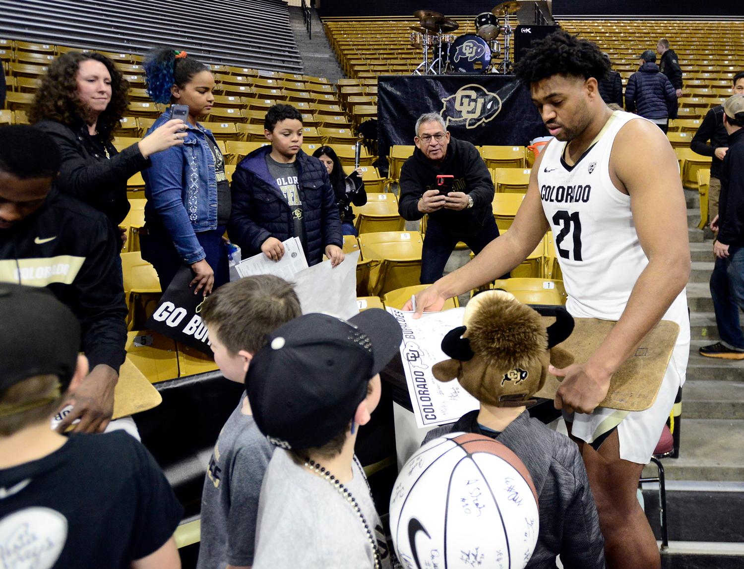 Evan Battey signing autographs