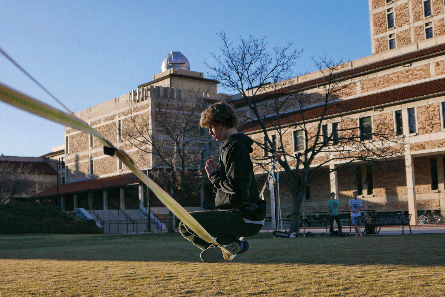 Slackliner meditating