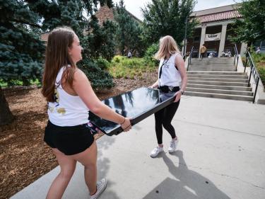 Volunteers helping class of 2022 move in