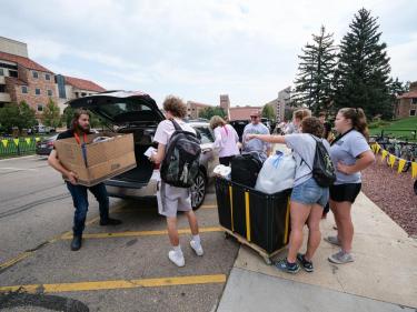 Volunteers helping class of 2022 move in