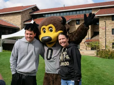 Class of 2022 posing with Chip