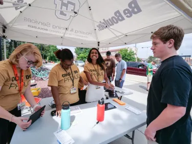 Volunteers helping class of 2022 move in