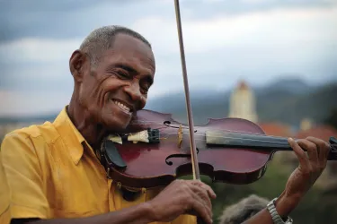 Man playing violin in Cuba