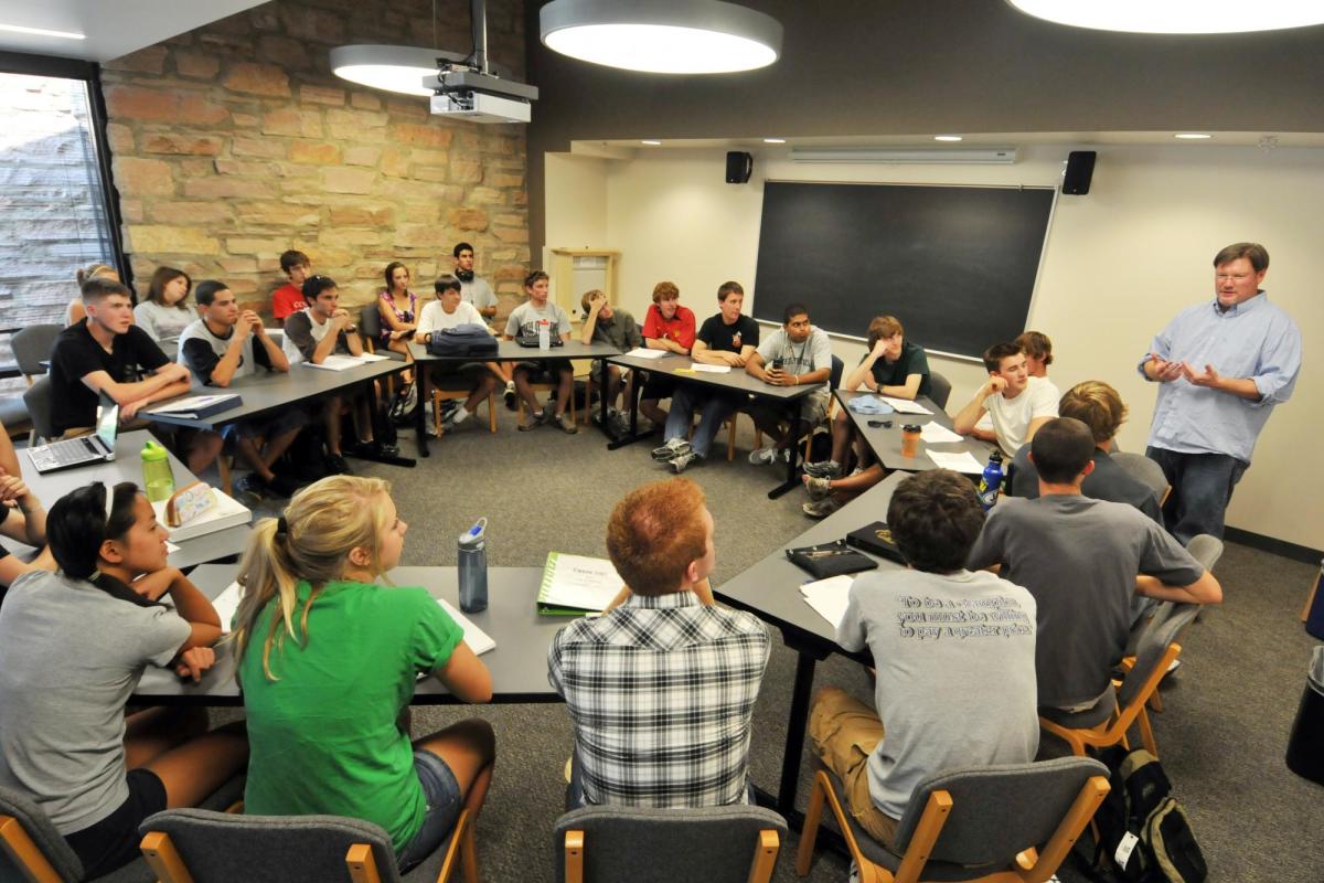 Scot Douglass leads a group discussion for Engineering Honors students.