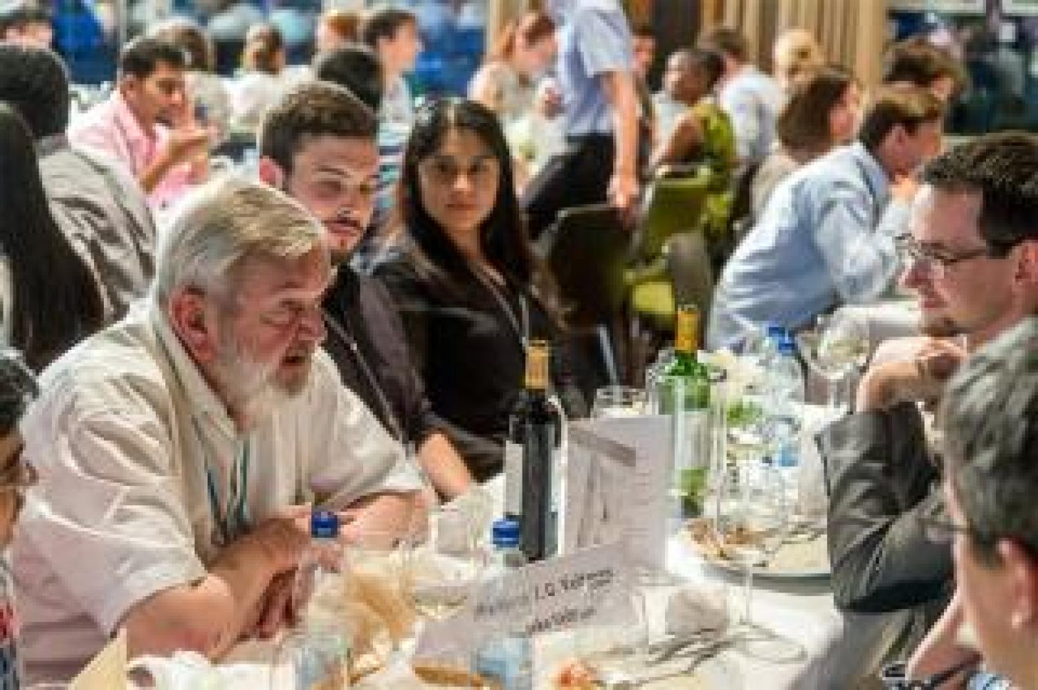 Students chat with 1999 physics laureate Martinus Veltman at the 65th Lindau meeting.