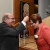 Chancellor Phil DiStefano hangs the Norlin medal around Pam Drew's neck. 
