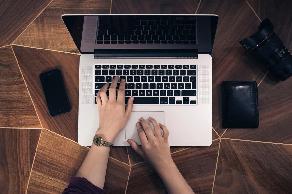 hands on laptop