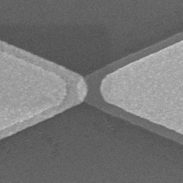 This scanning electron microscope image shows the distinct bow tie shape of an optical rectenna. (Credit: Moddel lab)