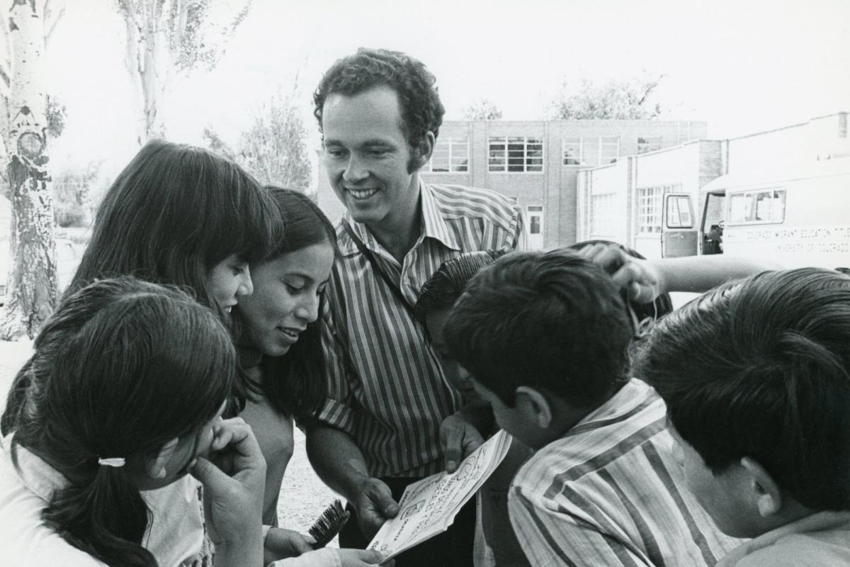 Barry Thomas shared Spanish-language health and nutrition books with a group of students at a summer program in Longmont. (Daily Camera Collection, CU Heritage Center)