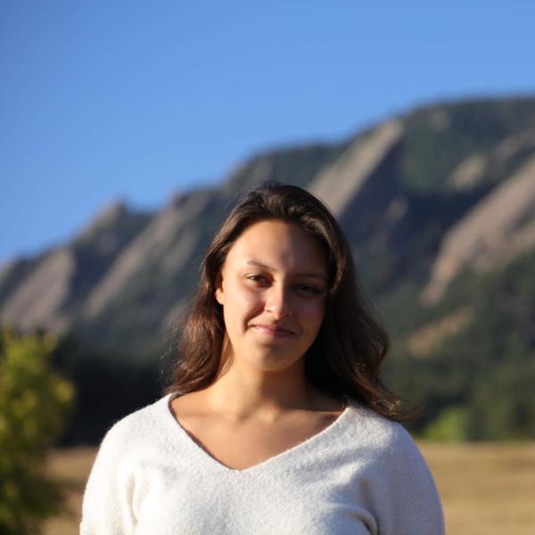 Headshot of Sara Oza