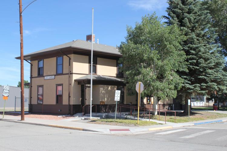 La Jara Town Depot; Jeffrey Beale, Creative Commons