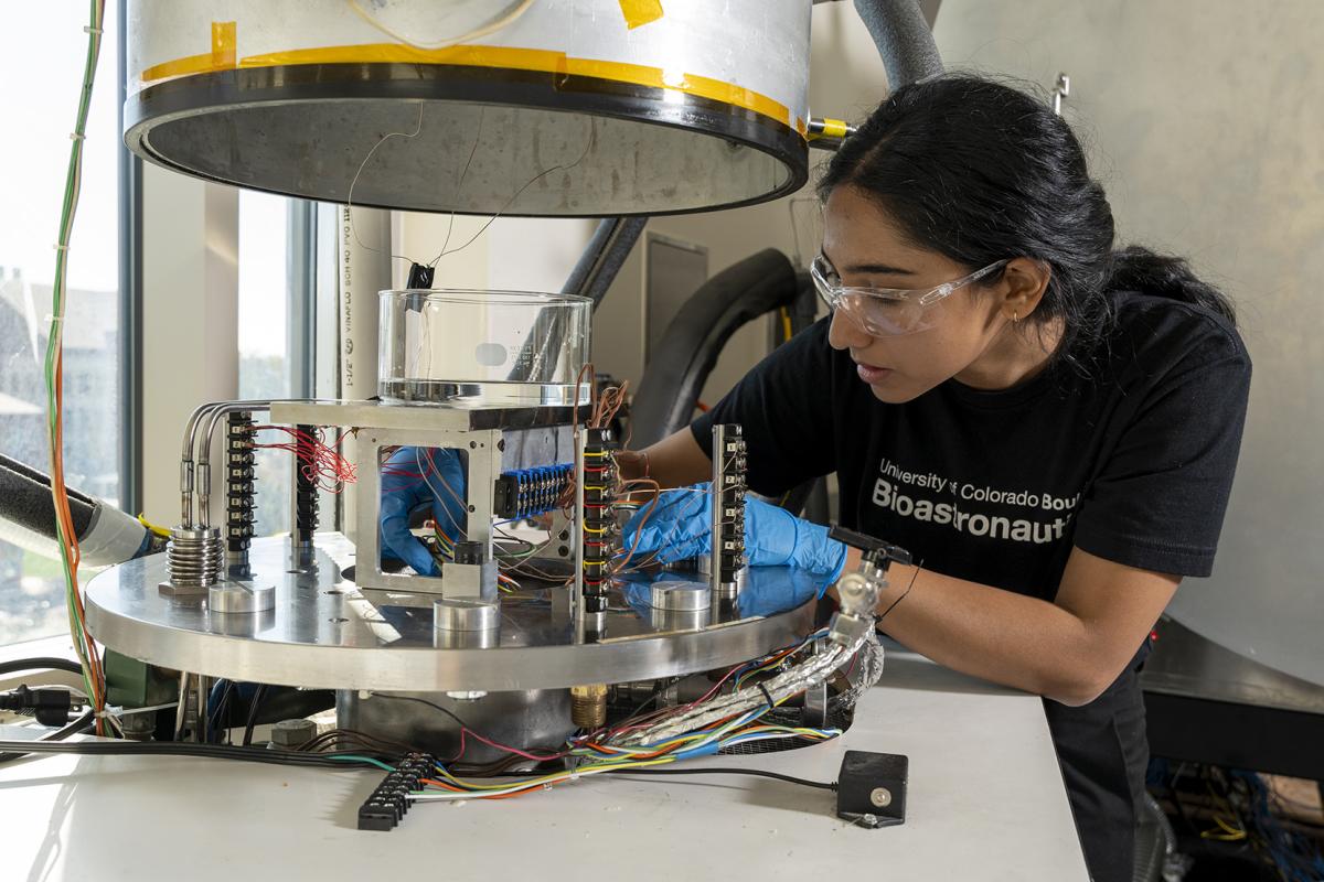 A female graduate student work in the Bioastronautics lab at CU Boulder