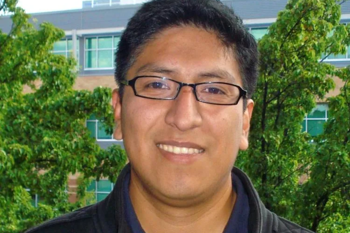 Luis Navarro headshot