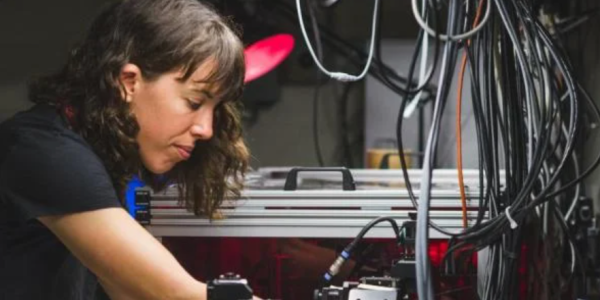 A woman working in the lab 