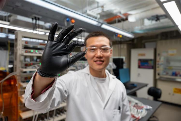 Kangmin completes a summer research experience on sodium-ion batteries.