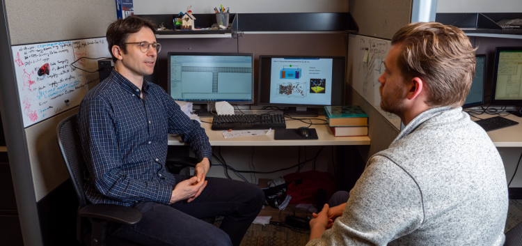 Hendrik Heinz and a research student talk with one another