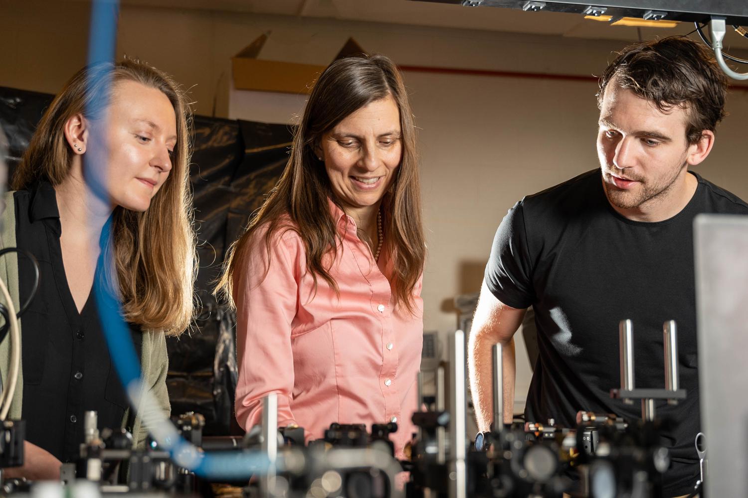 Juliet Gopinath in her quantum lab with students