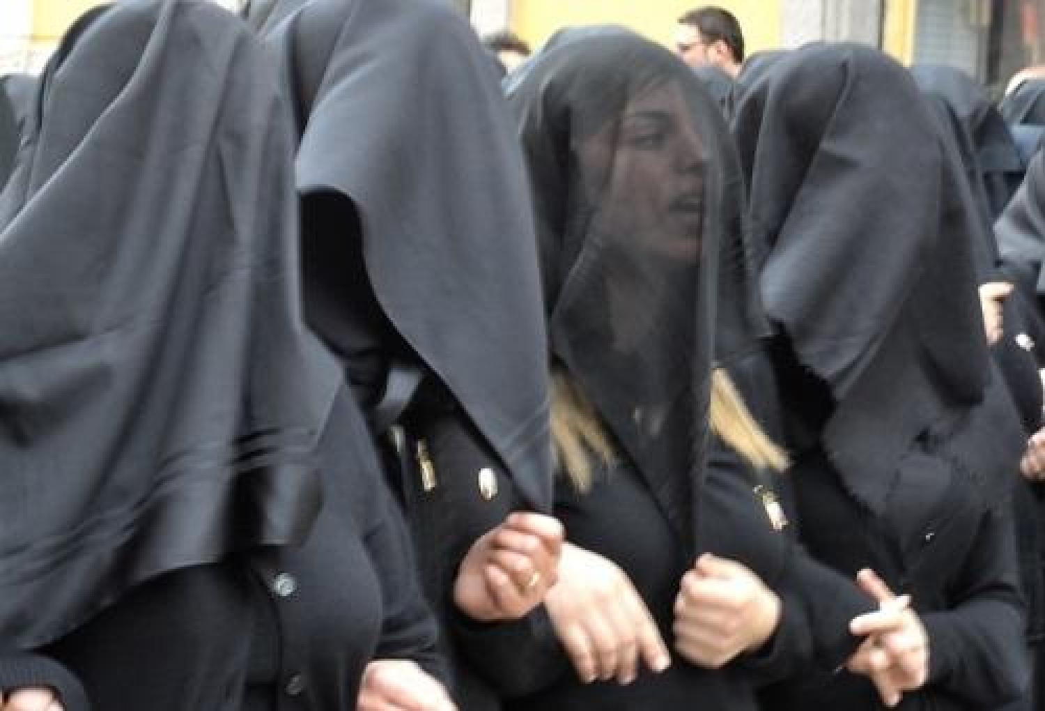 CHORUS SINGING IN BLACK VEILS