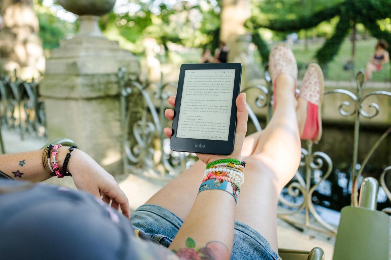 A woman using a Kindle