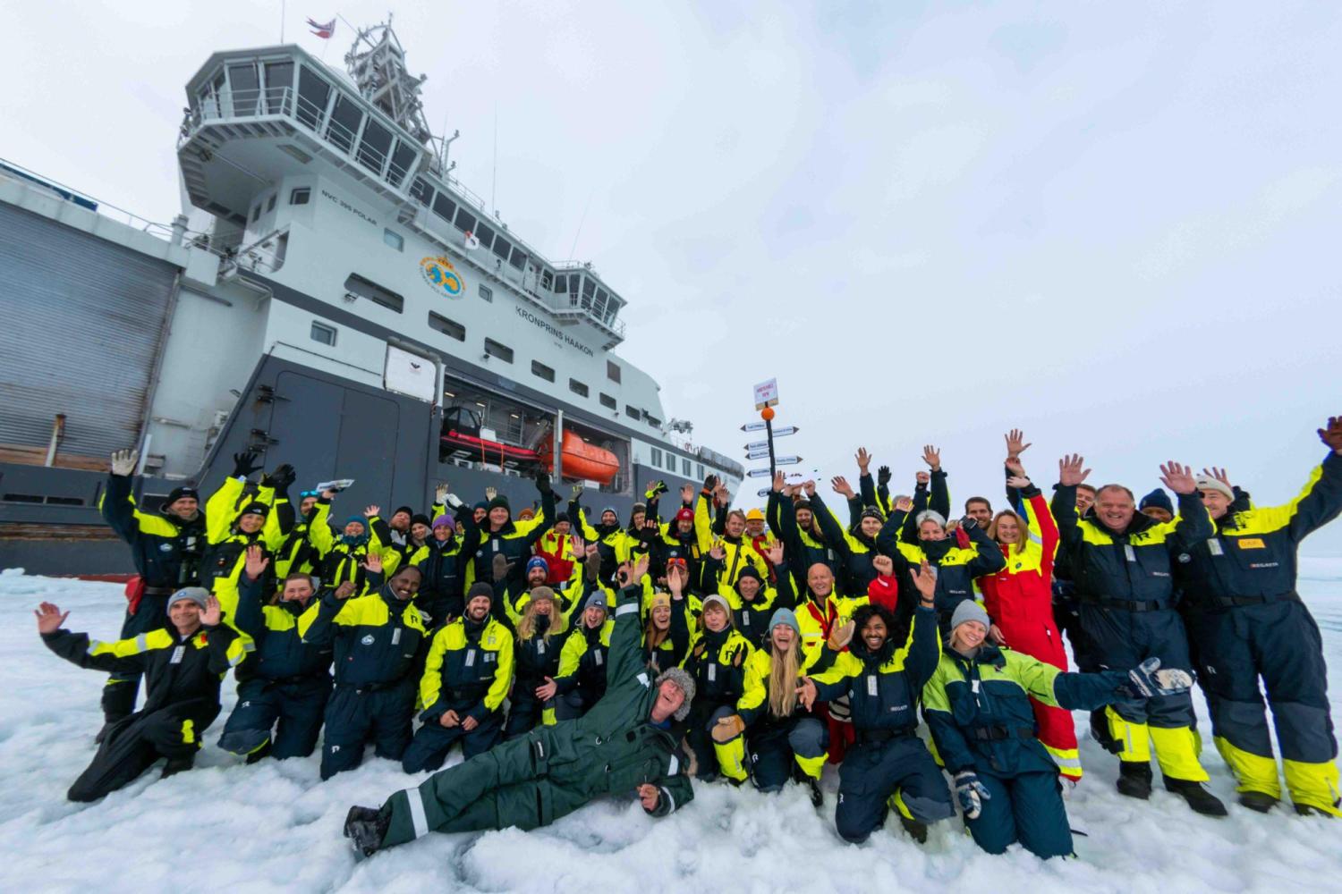 Scientists and crew of the ship on the ice.