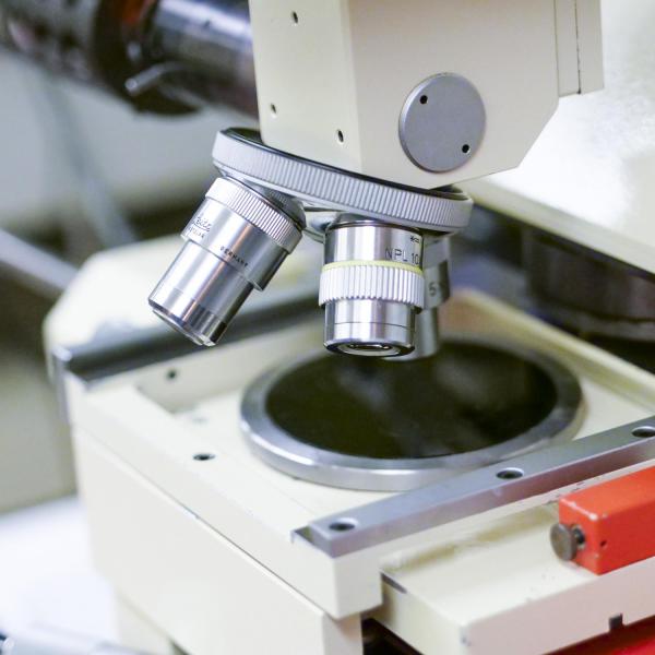 Close view of a microscope set up.