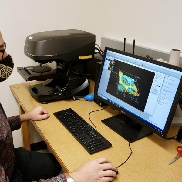 Adrian Gestos operating the Keyence 3D microscope