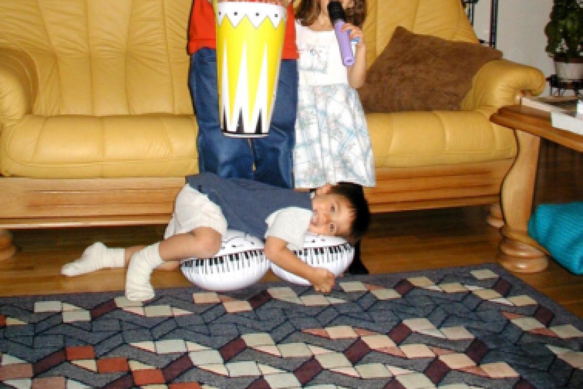 Sarah and Matthew goofing around with cousin David (Nov. 2001).​