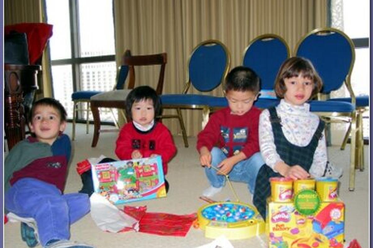 Little cousins opening their Christmas presents in Las Vegas (Dec. 2002).​