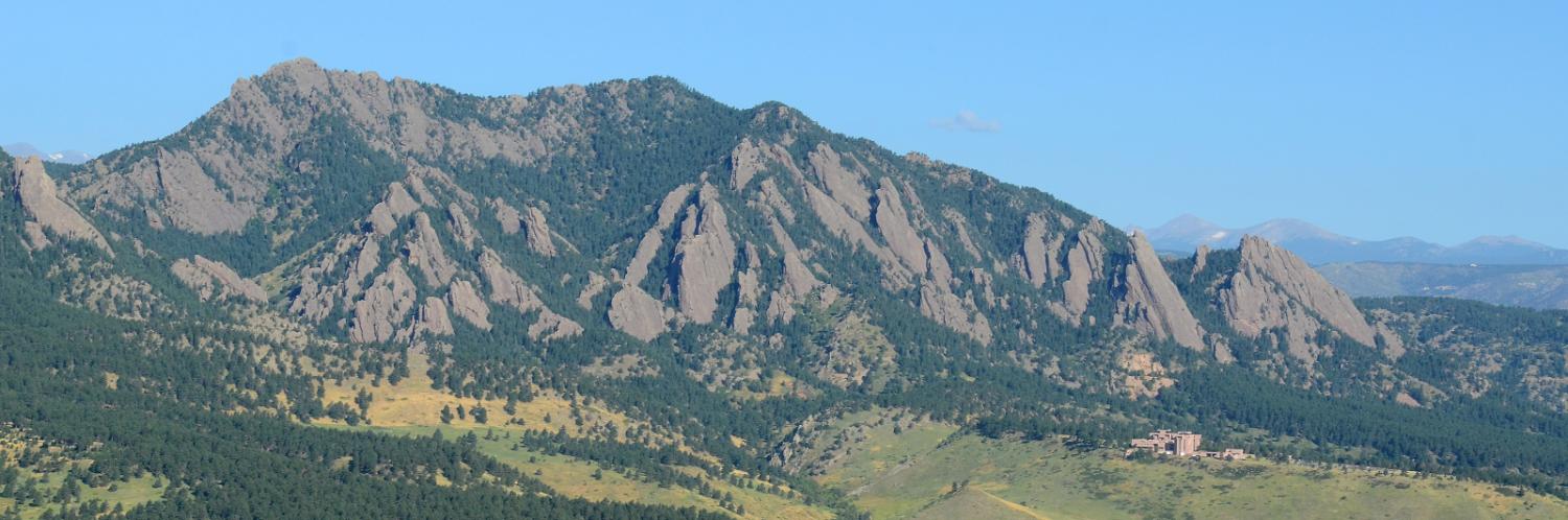 The Flatiron mountains behind the CU Boulder campus